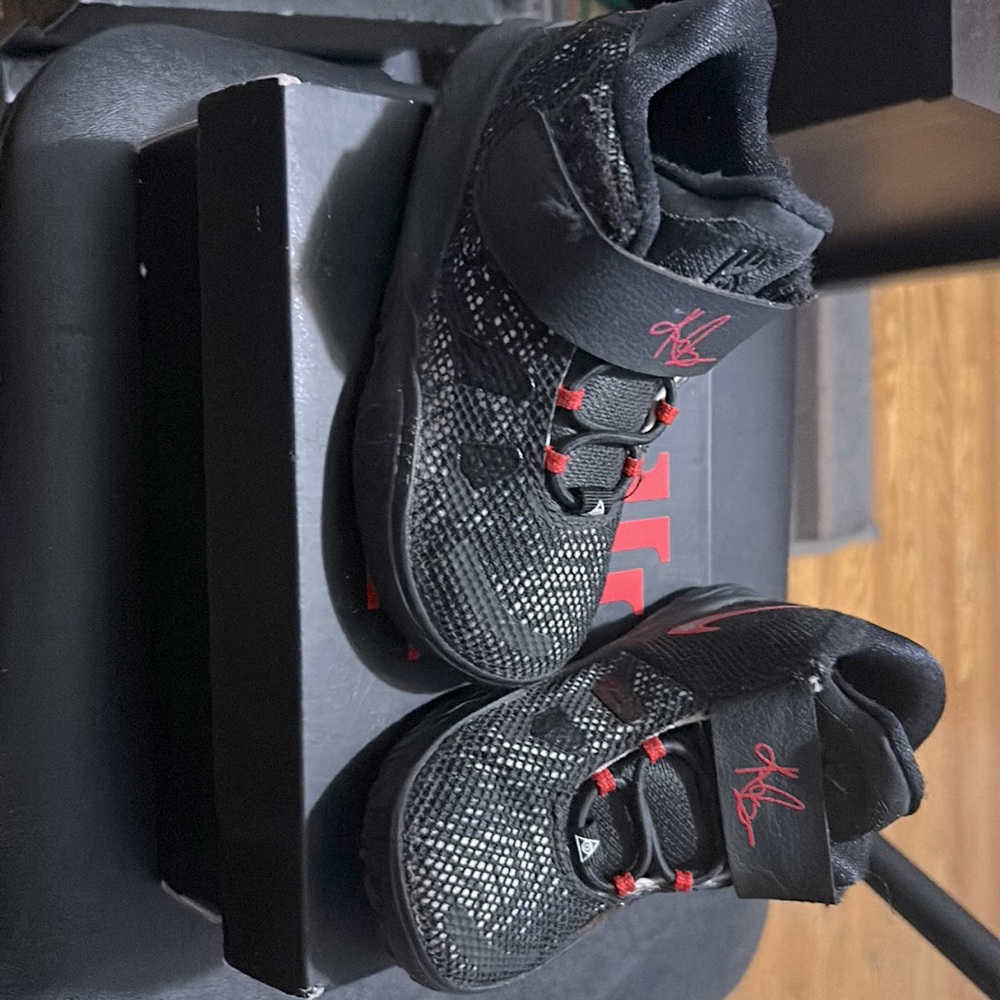 Toddler Kyrie shoe size 8c